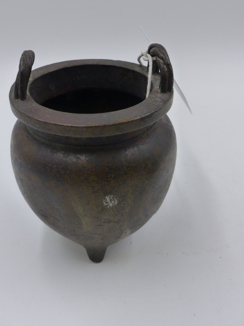TWO CHINESE BRONZE TWIN HANDLE CENSERS, ONE WITH FLARED RIM AND SIDE HANDLES (H.7cms), THE OTHER - Bild 3 aus 12