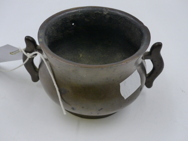 TWO CHINESE BRONZE TWIN HANDLE CENSERS, ONE WITH FLARED RIM AND SIDE HANDLES (H.7cms), THE OTHER - Bild 10 aus 12