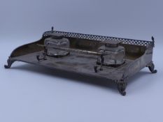 HALLMARKED AND MADE BY WILLIAM COMYNS & SONS IN LONDON AND DATED 1906 THIS SILVER INK STAND STANDS