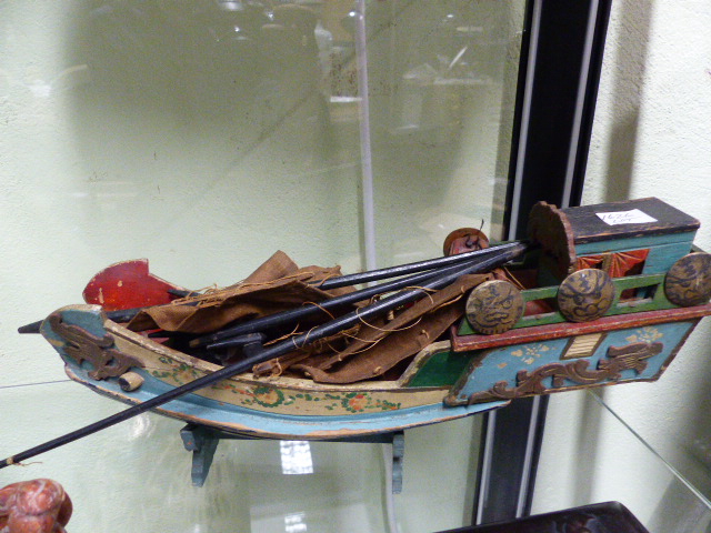 A GROUP OF CHINESE ARTICLES TO INCLUDE A CARVED HARDWOOD SCRIBE'S BOX, A MODEL BOAT, A SOAPSTONE - Bild 2 aus 20