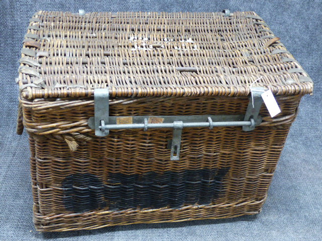 TWO LARGE VINTAGE WICKER LAUNDRY BASKETS WITH LIFT TOPS AND ONE WITH ROPE HANDLES. LARGEST H.64cms, - Bild 3 aus 5