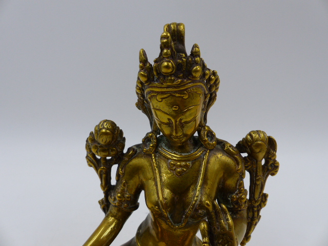 A TIBETAN GILT BRONZE AND COPPER FIGURE OF A SEATED DEITY. H.18cms. - Bild 2 aus 10