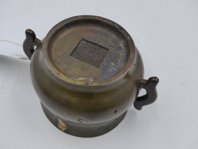 TWO CHINESE BRONZE TWIN HANDLE CENSERS, ONE WITH FLARED RIM AND SIDE HANDLES (H.7cms), THE OTHER - Bild 12 aus 12