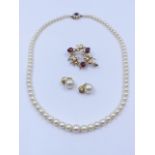 A STRING OF GRADUATED CULTURED PEARLS WITH A 9ct GOLD HALLMARKED CLASP SET WITH A CLUSTER OF