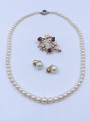 A STRING OF GRADUATED CULTURED PEARLS WITH A 9ct GOLD HALLMARKED CLASP SET WITH A CLUSTER OF