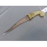 A 19th.C. INDO-PERSIA KHANJAR DAGGER. DOUBLE FULLER SPEAR POINT DAMASCENE BLADE WITH INLAID GOLD