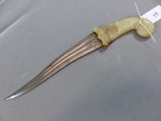 A 19th.C. INDO-PERSIA KHANJAR DAGGER. DOUBLE FULLER SPEAR POINT DAMASCENE BLADE WITH INLAID GOLD