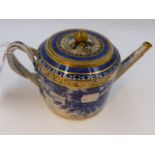 A CHINESE EXPORT BLUE AND WHITE DRUM FORM TEAPOT WITH INTERLACE HANDLES AND GILT HIIGHLIGHTS. H.