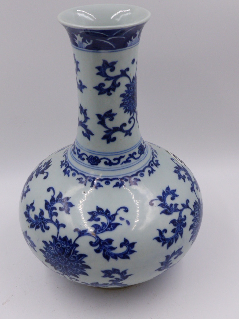 A CHINESE BLUE AND WHITE BOTTLE FORM VASE WITH FLOWER HEAD AND SCROLLING FOLIATE DECORATION. H.27. - Image 5 of 6