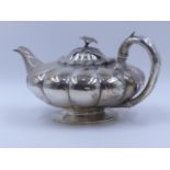 A SILVER HALLMARKED TEAPOT DATED 1834 LONDON, MAKER WILLIAM BATEMAN II. MEASURING APPROXIMATELY