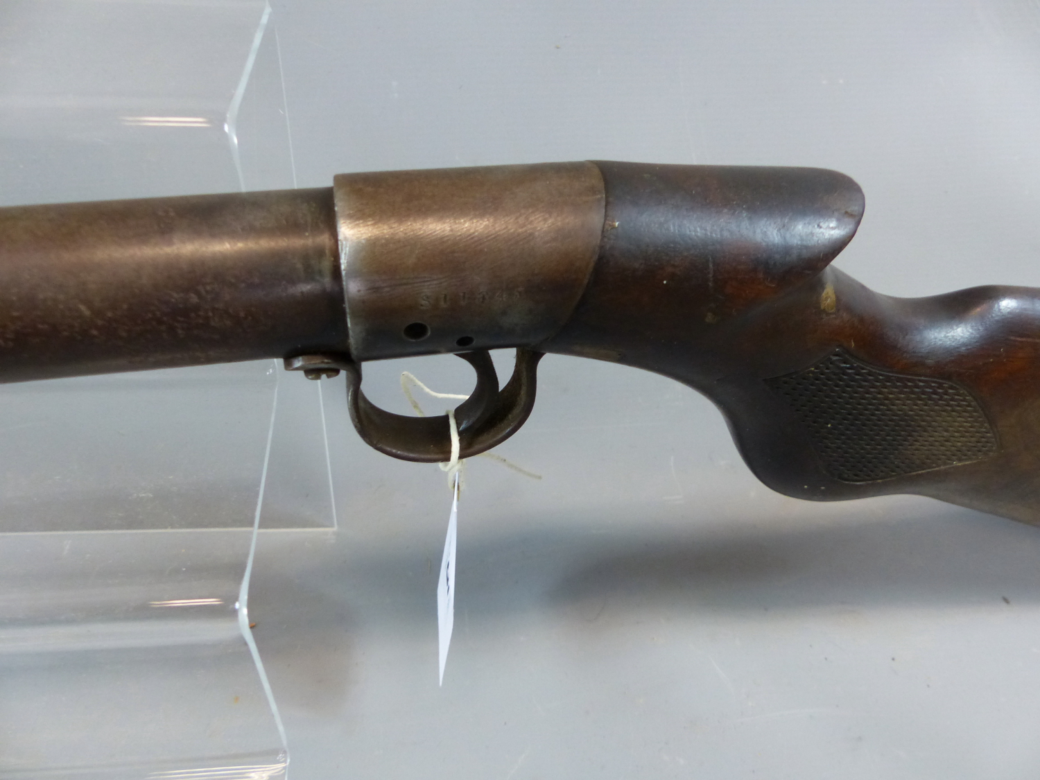 A VINTAGE UN-NAMED UNDERLEVER TAP LOADING AIR RIFLE SERIAL NUMBER S11845 ( NO CERTIFICATE - Image 7 of 15