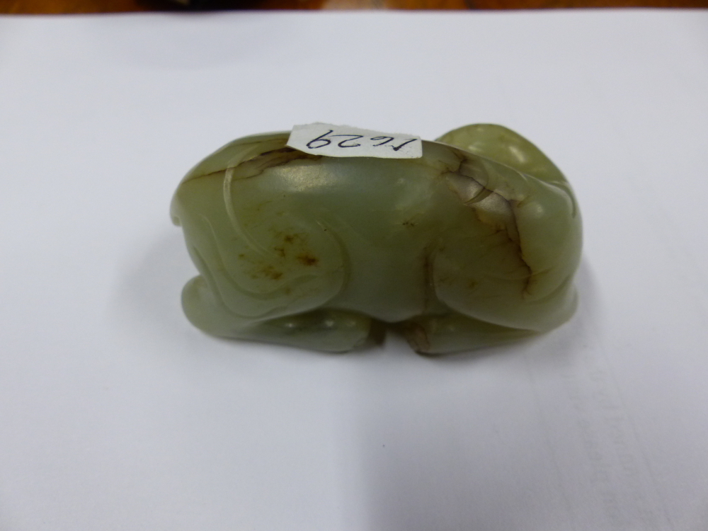 A CHINESE CARVED JADE FIGURE OF A RECUMBENT ELEPHANT. L.7cms. - Bild 8 aus 12