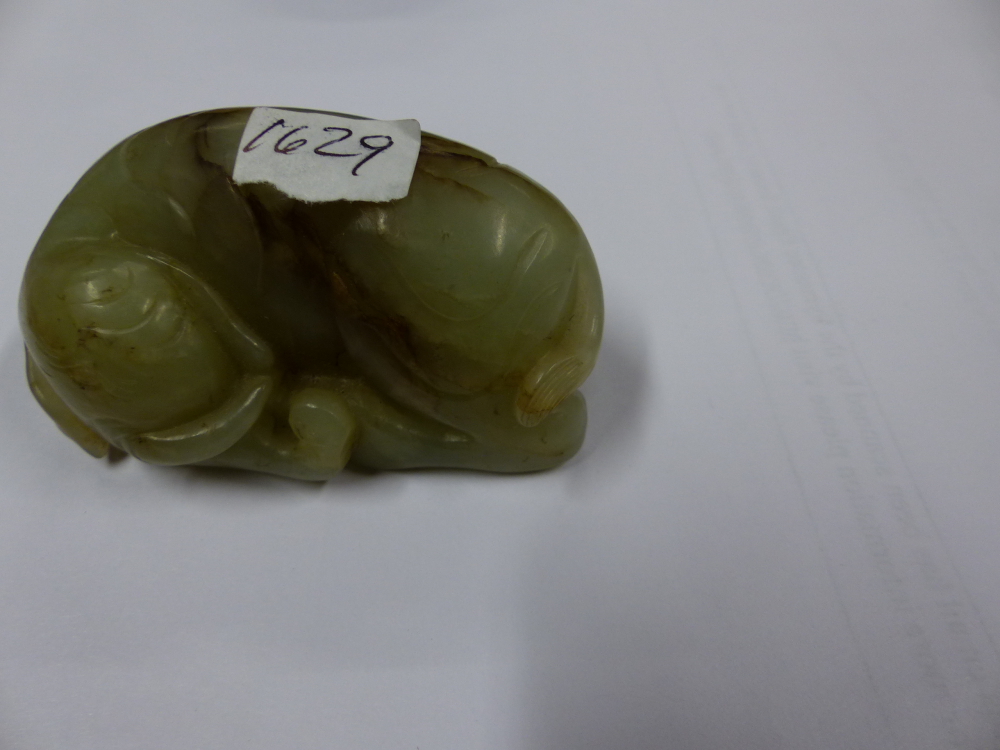 A CHINESE CARVED JADE FIGURE OF A RECUMBENT ELEPHANT. L.7cms. - Bild 12 aus 12