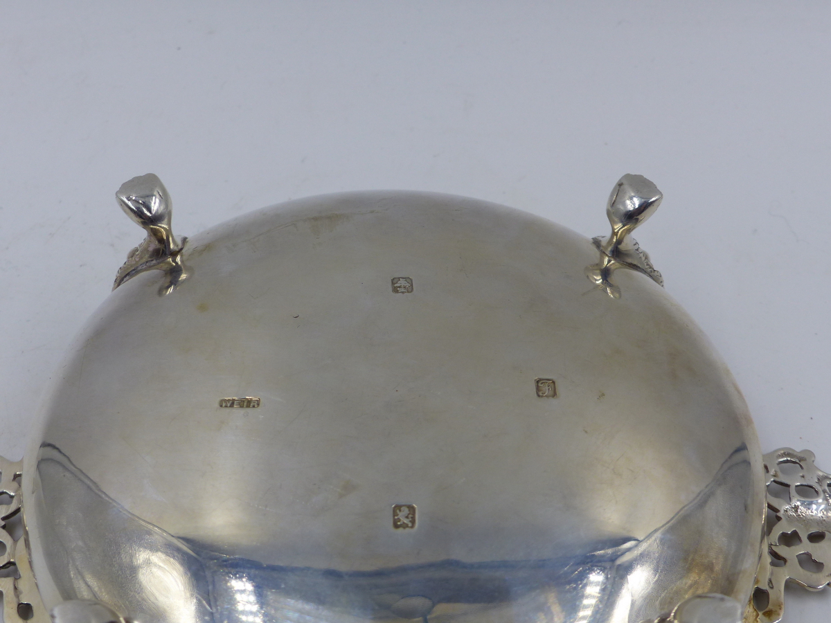A SILVER TWO HANDLED BOWL ON FOUR LION MASKED PAW FEET, GLASCOW 1902, MAKER WEIR. 5ozs, D.14cms. - Image 4 of 4