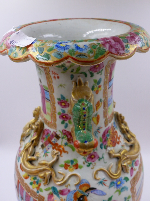 A CHINESE CANTONESE BALUSTER VASE WITH FOO LION HANDLES AND PANELS OF FIGURES, GILT SALAMANDERS TO - Bild 6 aus 16