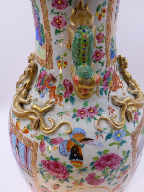 A CHINESE CANTONESE BALUSTER VASE WITH FOO LION HANDLES AND PANELS OF FIGURES, GILT SALAMANDERS TO - Bild 14 aus 16