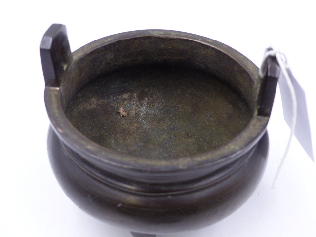 A CHINESE BRONZE TWIN HANDLED TRIFID FOOTED CENSER WITH LOOP HANDLES TO RIM, INCISED GEOMETRIC - Bild 4 aus 8