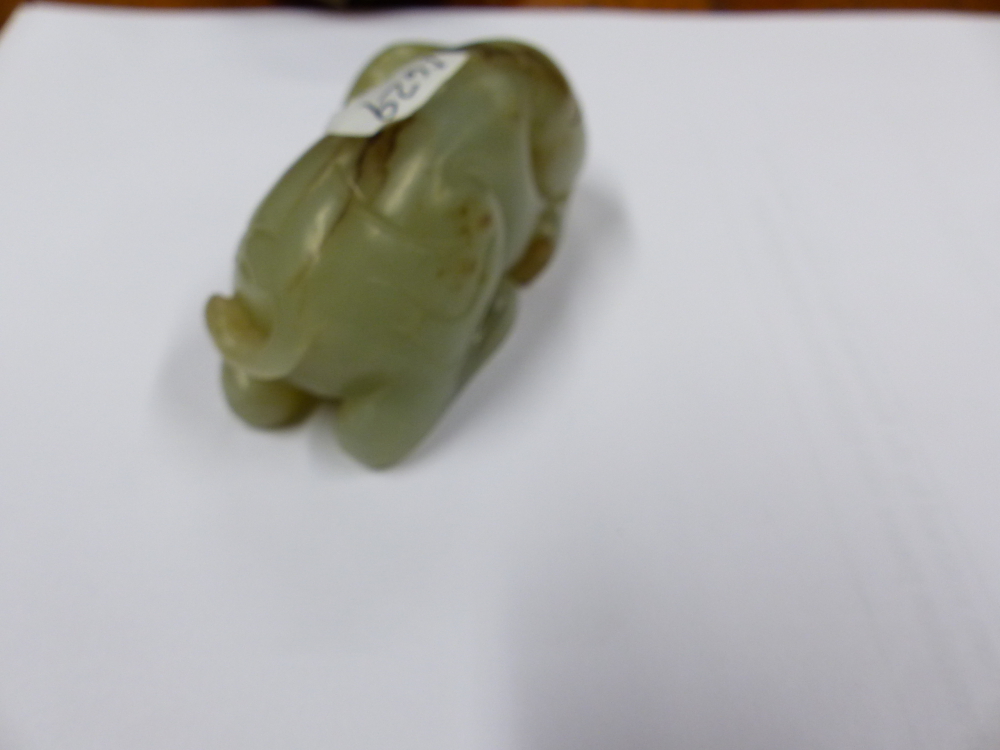 A CHINESE CARVED JADE FIGURE OF A RECUMBENT ELEPHANT. L.7cms. - Bild 9 aus 12