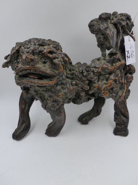 AN UNUSUAL PAIR OF CHINESE CARVED ROOTWOOD FIGURES OF STANDING FOO LIONS. - Bild 2 aus 19