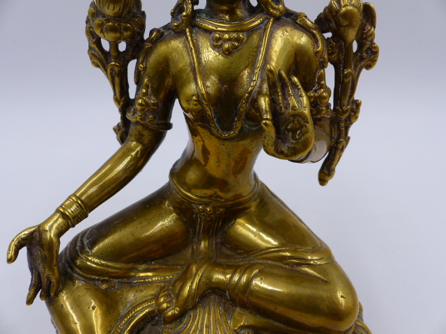 A TIBETAN GILT BRONZE AND COPPER FIGURE OF A SEATED DEITY. H.18cms. - Bild 3 aus 10