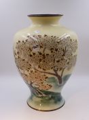 A LARGE JAPANESE ANDO JUBEI CLOISONNE VASE WITH FLOWERING TREE DECORATION ON A PALE YELLOW GROUND,