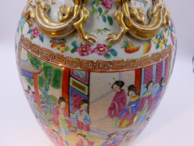 A CHINESE CANTONESE BALUSTER VASE WITH FOO LION HANDLES AND PANELS OF FIGURES, GILT SALAMANDERS TO - Bild 11 aus 16