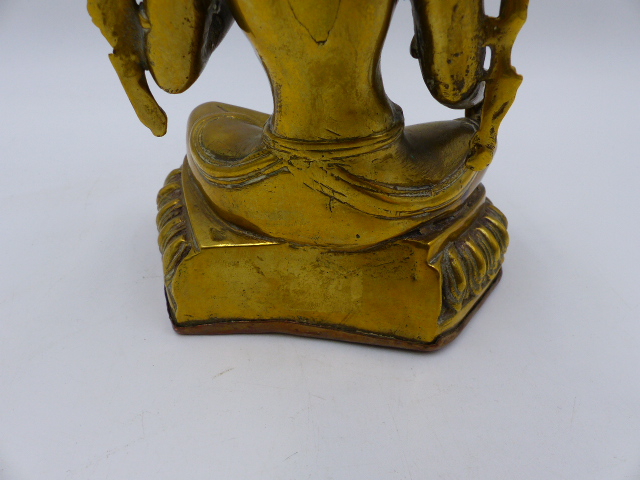 A TIBETAN GILT BRONZE AND COPPER FIGURE OF A SEATED DEITY. H.18cms. - Bild 7 aus 10