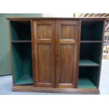 AN EDWARDIAN WALNUT BOOKCASE./CABINET WITH TWO CENTRAL PANELLED DOORS ENCLOSING SHELVES FLANKED BY