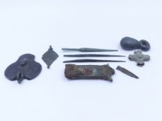 VARIOUS ROMAN BRONZE ARTIFACTS TO INCLUDE A LEAD WEIGHT, AN ARROW HEAD, HARNESS STRAP FITTING, LARGE