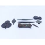 VARIOUS ROMAN BRONZE ARTIFACTS TO INCLUDE A LEAD WEIGHT, AN ARROW HEAD, HARNESS STRAP FITTING, LARGE