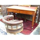 AN EARLY 19th. C. MAHOGANY TWO DRAWER WRITING/LIBRARY TABLE BY T. WILSON, LONDON. INSET TOP WITH