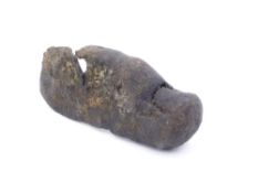 A ROMAN BRONZE FRAGMENT FROM A LARGE STATUE BEING A TOE. LENGTH APPROXIMATELY 10cms, 4".