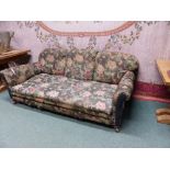 AN EARLY 20th.C.COUNTRY HOUSE DEEP SEAT SETTEE WITH BUN FEET AND LATER CASTORS. H.80, W.200, D.