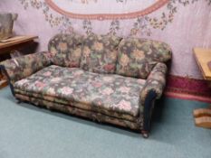 AN EARLY 20th.C.COUNTRY HOUSE DEEP SEAT SETTEE WITH BUN FEET AND LATER CASTORS. H.80, W.200, D.