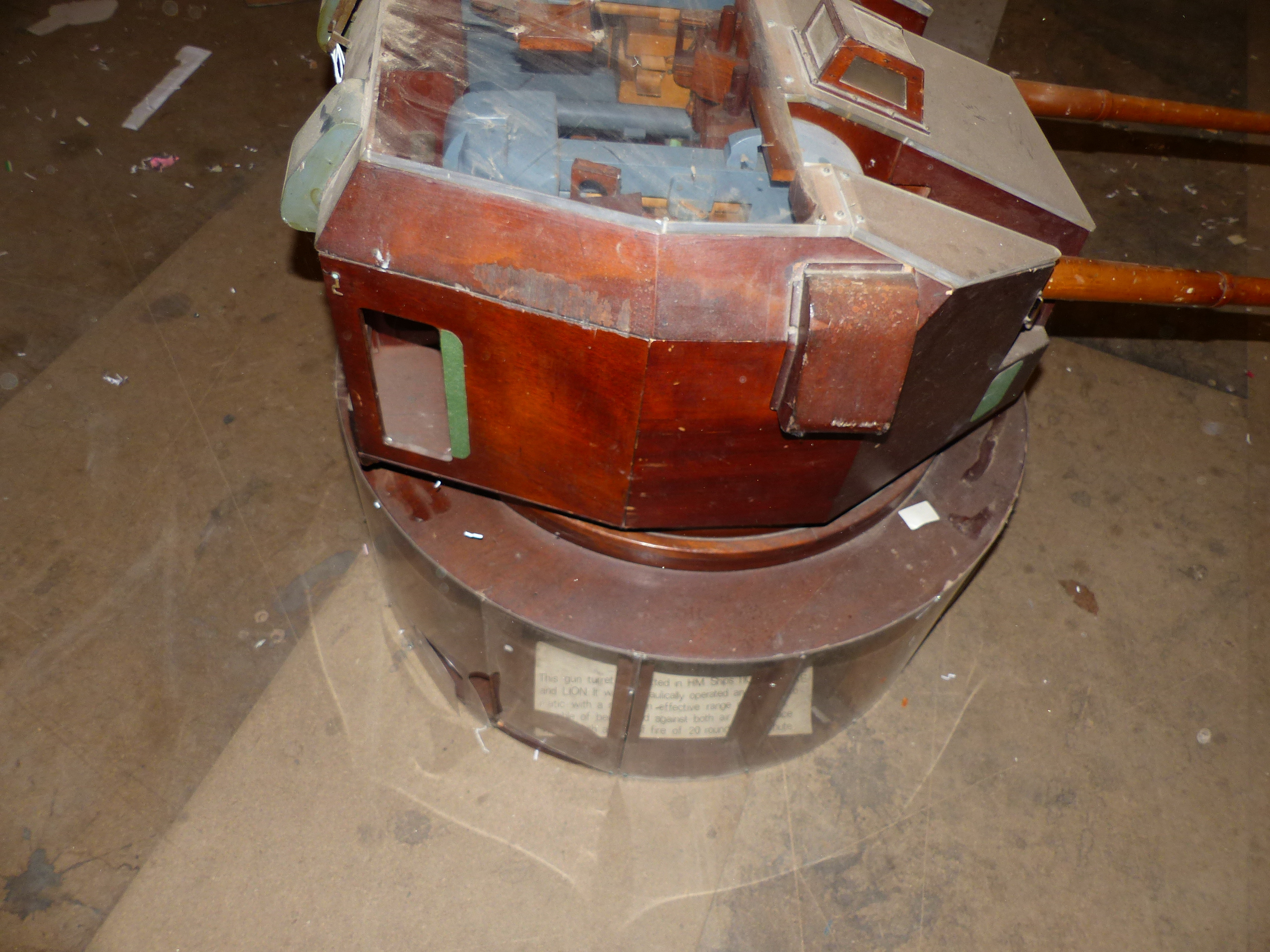 A CUTAWAY MOVING SCALE WOODEN MODEL OF A 6" MK26 NAVAL GUN TURRET, THE PERSPEX TOP ALLOWING - Image 6 of 17