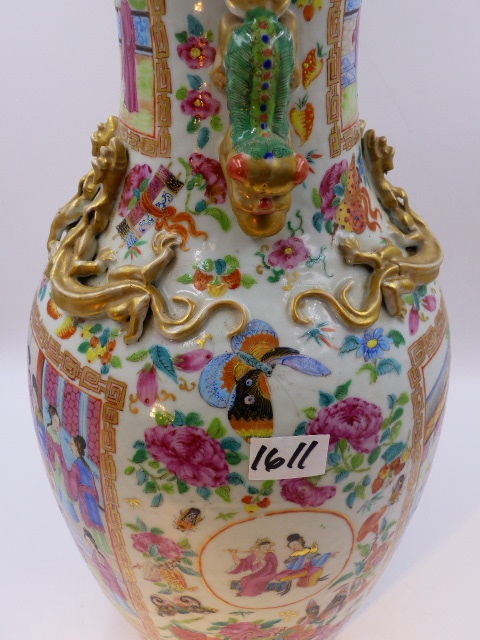 A CHINESE CANTONESE BALUSTER VASE WITH FOO LION HANDLES AND PANELS OF FIGURES, GILT SALAMANDERS TO - Bild 7 aus 16