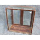 AN EARLY 20th.C.SMALL COUNTER TOP DISPLAY CABINET. W.60cms x H.60 cms.