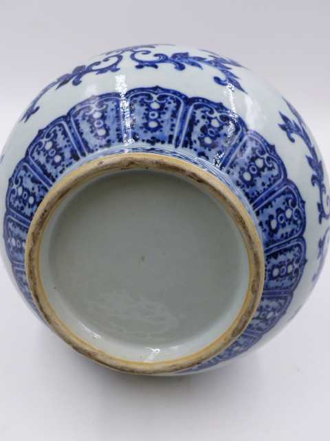 A CHINESE BLUE AND WHITE BOTTLE FORM VASE WITH FLOWER HEAD AND SCROLLING FOLIATE DECORATION. H.27. - Image 6 of 6