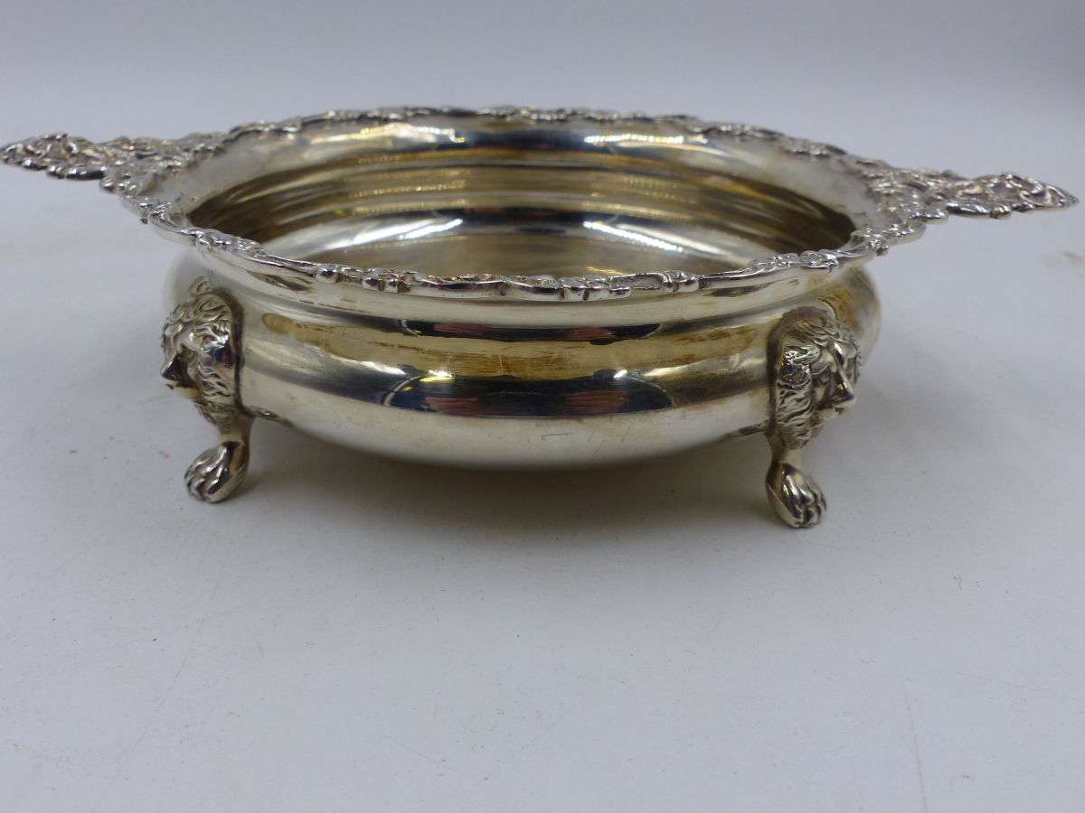 A SILVER TWO HANDLED BOWL ON FOUR LION MASKED PAW FEET, GLASCOW 1902, MAKER WEIR. 5ozs, D.14cms. - Image 3 of 4