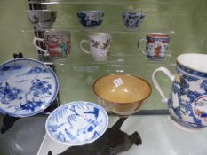 A GROUP OF CHINESE EXPORT WARES TO INCLUDE TWO BLUE AND WHITE SAUCERS, A MUG, SIX TEA BOWLS (THREE