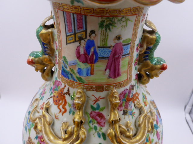 A CHINESE CANTONESE BALUSTER VASE WITH FOO LION HANDLES AND PANELS OF FIGURES, GILT SALAMANDERS TO - Bild 10 aus 16