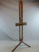 A VINTAGE ADJUSTABLE ARTIST'S FLOOR STANDING EASEL.