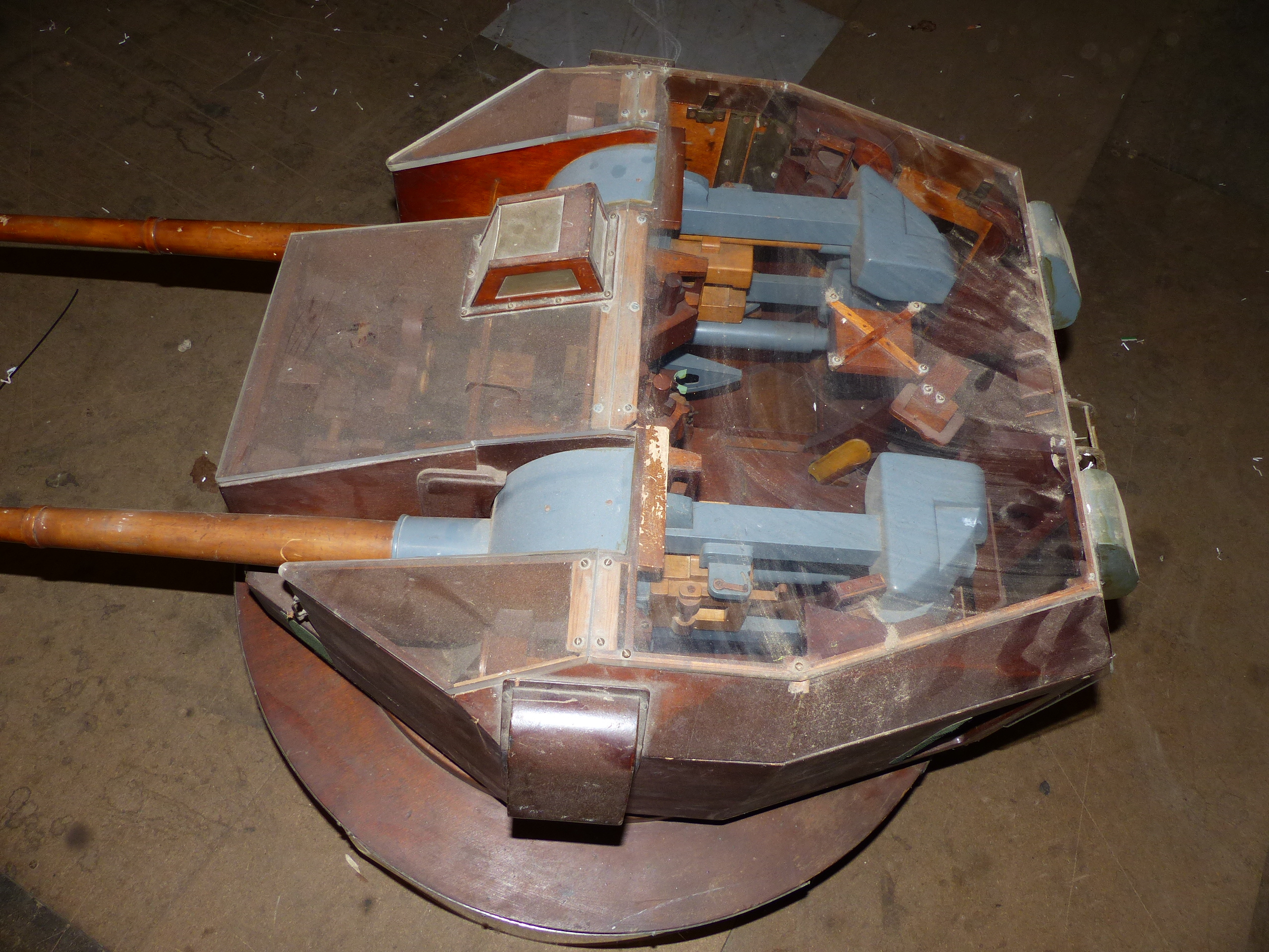 A CUTAWAY MOVING SCALE WOODEN MODEL OF A 6" MK26 NAVAL GUN TURRET, THE PERSPEX TOP ALLOWING - Image 2 of 17