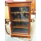 AN INLAID MAHOGANY EDWARDIAN GLAZED DOOR SMALL DISPLAY CABINET WITH BRACKET FEET. W.64cms, x D.40cms