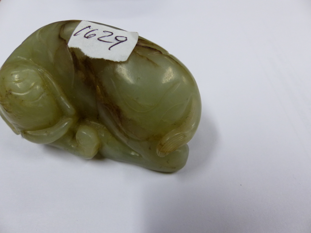 A CHINESE CARVED JADE FIGURE OF A RECUMBENT ELEPHANT. L.7cms. - Bild 10 aus 12