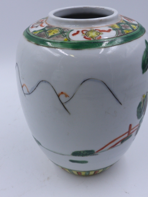TWO CHINESE FAMILLE VERTE DECORATED OVOID JARS WITH FIGURAL DECORATION. H.17cms. - Bild 7 aus 9