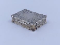 A ORNATE SCROLL WORK VICTORIAN VINAIGRETTE WITH A FLUTED DESIGN. THE INTERIOR AND THE PIERCED WORK