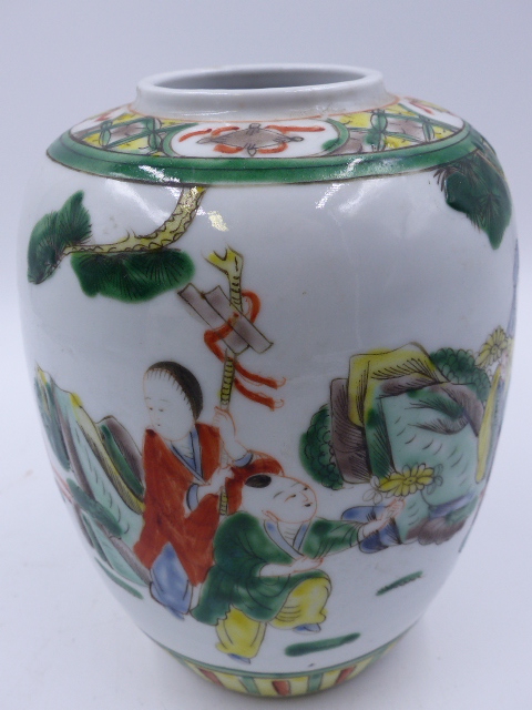 TWO CHINESE FAMILLE VERTE DECORATED OVOID JARS WITH FIGURAL DECORATION. H.17cms. - Bild 6 aus 9