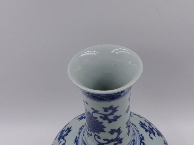 A CHINESE BLUE AND WHITE BOTTLE FORM VASE WITH FLOWER HEAD AND SCROLLING FOLIATE DECORATION. H.27. - Image 2 of 6