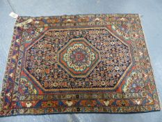 AN ANTIQUE PERSIAN HAMADAN RUG. 154 x 112cms.